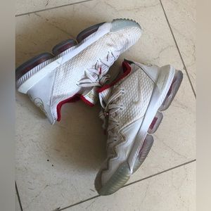 Men’s Nike Air LeBron XVI Low White Draft Basketball Shoes.Size 9.5